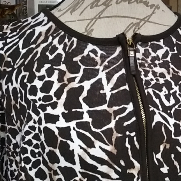 Rafaella Giraffe Print Zip Front Top Size 1X - Picture 2 of 6